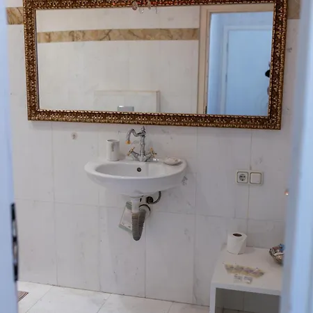 Megy's 3 Bedroom Near Ndk * Sófia