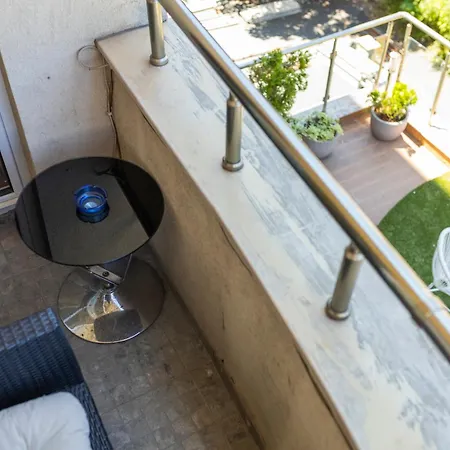 Megy's 3 Bedroom Near Ndk * Sófia