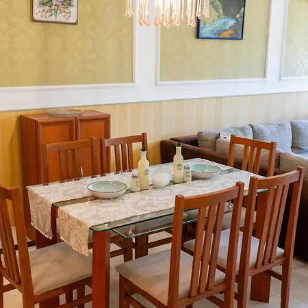 Megy's 3 Bedroom Near Ndk דירה